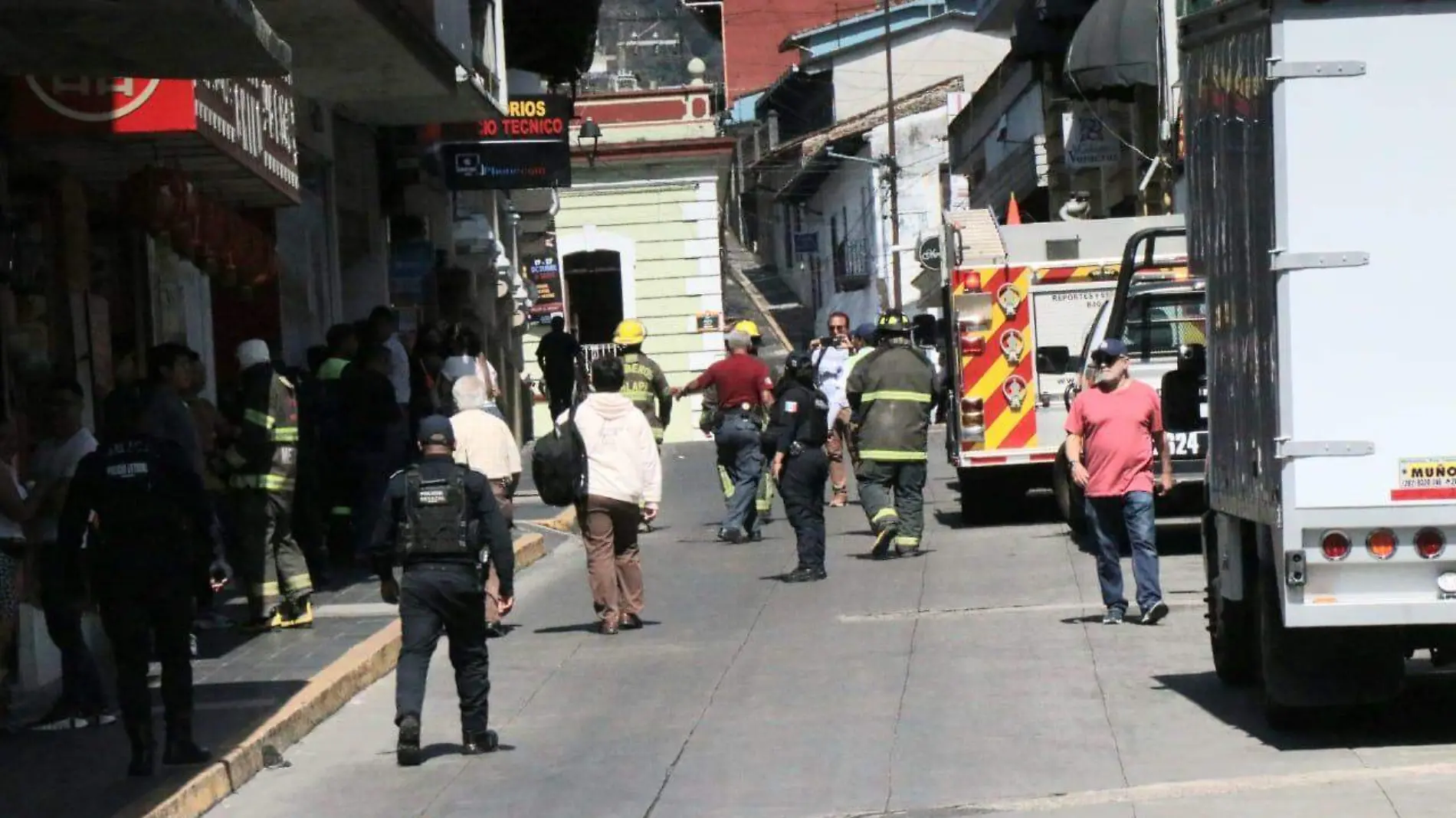 Desalojan edificio del CECyTE por olor a gas en Xalapa 